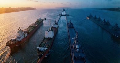Estreito de Hormuz com navios ao entardecer, contraste entre luz dourada e azul