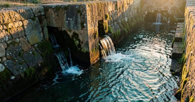 Canal de pedra com água fluindo em luz dourada - BlackRock bitcoin ether Coinbase